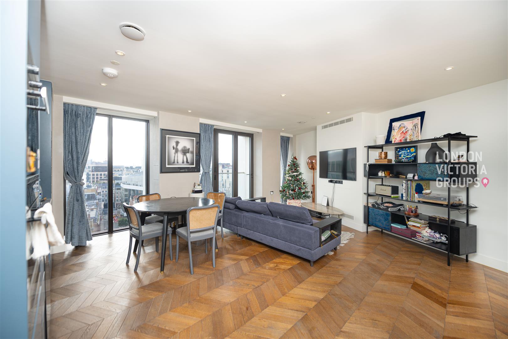 2 bed property in Hexagon Apartments, 33 Newton Street, London